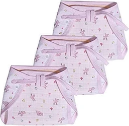 Drie roze katoenen neteldoek luiers met strikbandjes en kleine dierenmotieven op witte achtergrond.
