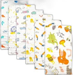 Set van 6 mousseline doeken met vrolijke prints Zes witte mousseline verzorgingsdoeken met kleurrijke dieren, voertuigen, wortels en natuurmotieven.