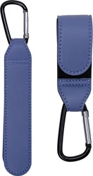 Blauwe kinderwagenhaken met karabijnsluiting set van 2 Set van twee blauwe kinderwagenhaken met zwarte karabijnhaken en zilverkleurige sluitingen