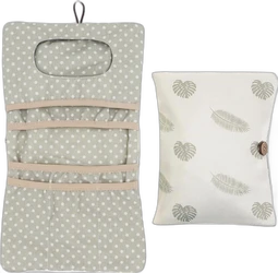 Uitgeklapte grijze luierorganizer met witte stippen, ophanglus en beige randen naast een stoffen etui