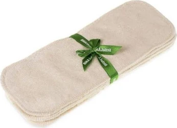 Set naturel bamboe luierboosters met groen lint Stapeltje naturel bamboe luierboosters met afgeronde hoeken en groen striklint op witte achtergrond