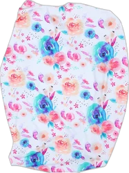 Witte aankleedkussenhoes met aquarel rozen in blauw, roze en koraal op zwarte achtergrond