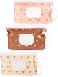 Drie navulbare doekjeshouders in roze, bruin en beige met zon-, regenboog- en bladmotief en witte klep.