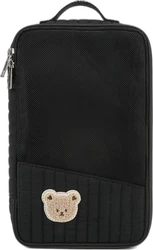 Zwarte gaas luier-opbergtas met beerapplicatie Zwarte luier-opbergtas met gaasvak, ritssluiting, handvat en beige beerapplicatie aan de voorkant.
