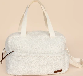 Cream teddy luiertas met zachte bouclé structuur, witte handvatten, schouderband en bruin label.