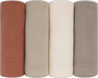 Vier opgerolde mousseline doeken in roestbruin, beige, crème en taupe naast elkaar