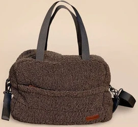 Bruine teddy luiertas met zwarte hengsels, afneembare schouderband, voorvak en klein cognac label.