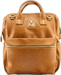 Isoki Byron Backpack in amber tan met gouden details Cognackleurige rugzak met handgrepen, voorvak met rits, gouden hardware en rond logo op zwarte achtergrond.