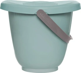 Luma luieremmer Ice Blue met grijze handgreep Lichtblauwe Luma luieremmer met deksel en grijze handgreep tegen witte achtergrond