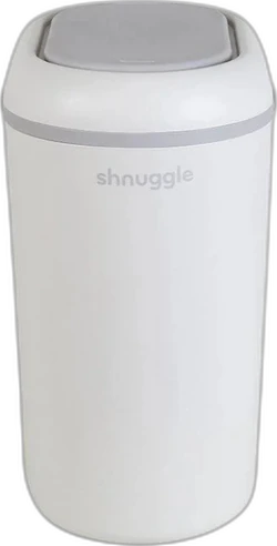 Witte Shnuggle luieremmer met afgeronde vorm, grijze rand en deksel tegen zwarte achtergrond.