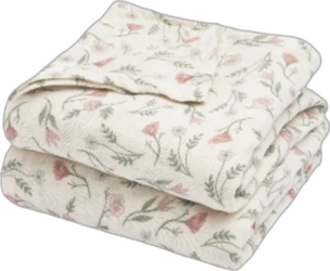 Opgevouwen hydrofiele luiers in crème met roze bloemen en groene takjes