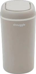 Shnuggle Nappy Bin in taupe met afgeronde deksel Taupe Shnuggle luieremmer met afgeronde bovenkant en wit logo op zwarte achtergrond