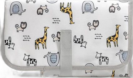 Wit opvouwbaar verschoonmatje met grijze rand, sluitband en print van giraffen, leeuwen, zebra en olifanten.