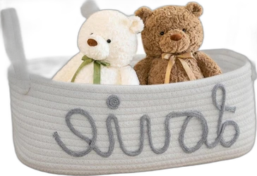 Wit-grijze katoenen touwmand met twee teddyberen Witte katoenen touwmand met grijze tekst en twee teddyberen erin