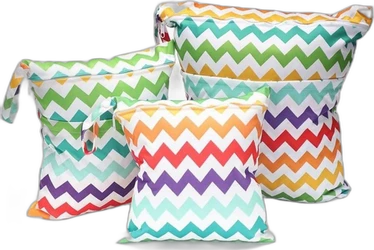 Wetbag set van 3 met kleurrijk regenboog zigzagpatroon Drie wetbags met wit doek en kleurrijk regenboog zigzagpatroon in verschillende formaten