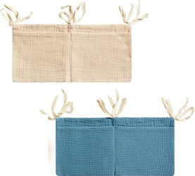 Set van 2 katoenen babybedorganizers in kaki en donkerblauw Twee stoffen babybedorganizers met striklinten en voorvakken in kaki en donkerblauw op witte achtergrond
