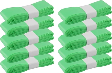Tien groene opgevouwen navulcassettes voor luieremmer met witte band op een witte achtergrond.