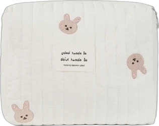 Crème gewatteerde luiertas met verticale stiksels, roze konijntjes en klein textiellabel