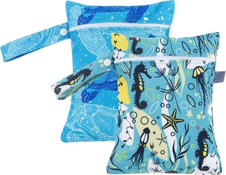 Twee blauwe wetbags met witte ritsen, polsbandjes en zeedierenprint met schildpadden en zeepaardjes