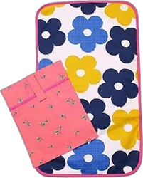 Verschoonmat met grote blauwe en gele bloemen, roze rand en roze etui met klein bloemmotief