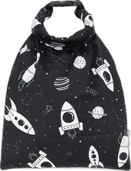 Zwarte oprolbare wetbag met rakettenprint en gesp Zwarte wetbag met oprolbare sluiting, zwarte gesp en witte raketten, planeten en sterren.