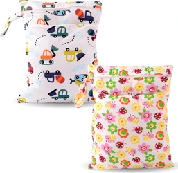 ShopVlot wetbag set van 2 met auto's en bloemen 30x40 cm Twee herbruikbare wetbags 30x40 cm met ritssluiting één met auto patroon en één met bloemen en lieveheersbeestjes