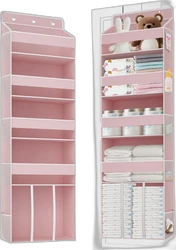 Roze over-de-deur luierorganizer met meerdere vakken planken en zijvakken gevuld met babyspullen