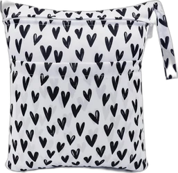 wit wetbag met zwart hartjespatroon en ritssluiting en draaglus