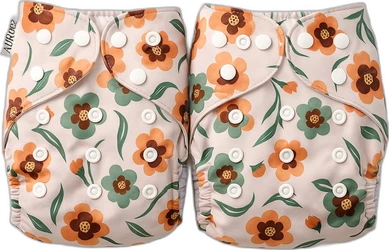 Twee pocket luiers met oranje en groene bloemenprint op beige achtergrond, verstelbare drukknoopsluiting