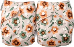 Twee pocket luiers met oranje en groene bloemenprint op beige achtergrond, verstelbare drukknoopsluiting