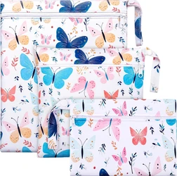 Drie witte wetbags met vrolijke blauwe roze en oranje vlinders en ritsen