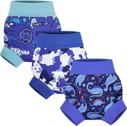 Drie blauwe zwemluiers in een set met voetbalprint camouflagepatroon en dinosaurusthema