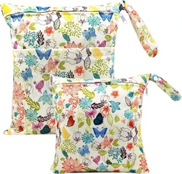 Wetbag set van 2 met vlinders en bloemen patroon Twee wetbags met kleurrijk bloemen en vlinders dessin op lichte achtergrond met ritsen en draaglus