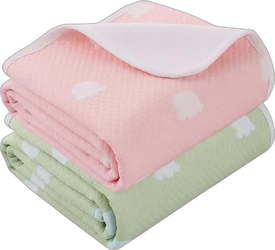 Opgevouwen set van twee waterdichte verschoonmatten 70x90 cm roze en groen met witte wolkjes