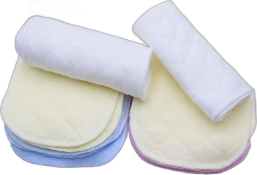 Stapeltje pastelkleurige katoenen luierinleggers met twee opgerolde witte inleggers