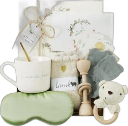 Kraamcadeaubox met crème mok bijtring houten rammelaar knuffel groene slaapmasker en sokjes