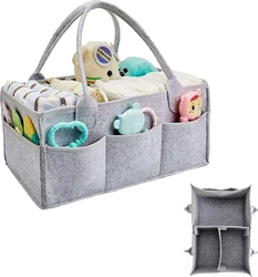 lichtgrijze vilten luierorganizer caddy met handvatten en meerdere buitenvakken gevuld met babyspullen