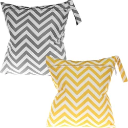 Dailygoods set van 2 wetbags 28x30 cm grijs en geel zigzag Twee wetbags met zigzag patroon een in grijs wit en een in geel wit beide met rits en lus