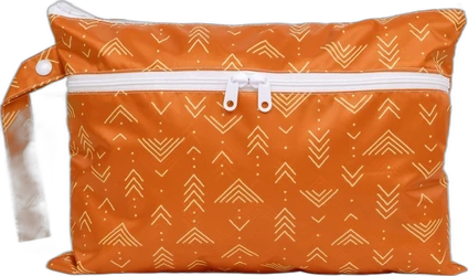 Oranje tweevaks wetbag met witte rits en wit pijlenpatroon en draaglus
