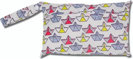 kleine rechthoekige waterdichte wetbag met handlus en papieren bootjes patroon in blauw geel en rood