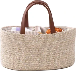 Naturel katoenen touw luiermand met bruine leren hengsels en gestreepte voering gevuld met washandjes