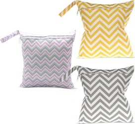 Wetbag set van 3 met zigzag patroon in roze geel en grijs Drie vierkante wetbags met rits en zigzag patroon in roze geel en grijs