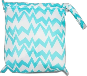 turquoise en witte wetbag met zigzag patroon en ritssluiting met lus