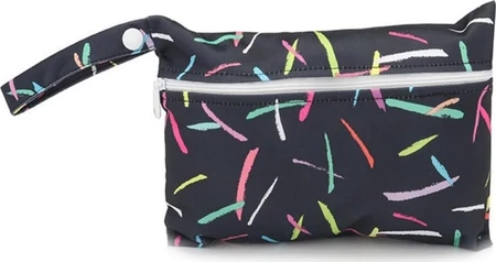 Kleine zwarte wetbag met witte ritssluiting en kleurrijke strepenmotief en draaglus