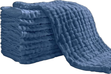 Stapeltje donkerblauwe hydrofiele spuugdoekjes 27 bij 50 cm 6-laags op witte achtergrond