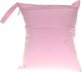 Wetbag met dubbele rits in lichtroze lichtroze wetbag met dubbele rits en draaglus gefotografeerd op witte achtergrond