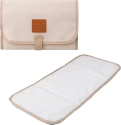Opvouwbare verschoonmat 31x59 cm in beige - compact en waterdicht Beige opgevouwen verschoonmat met leren label en opgelijnde witte binnenzijde volledig uitgevouwen