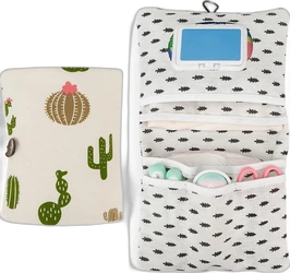Opgevouwen en open luiertas-organizer met groene cactussen print en meerdere vakken inclusief vochtige doek opening