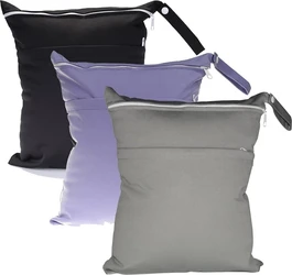 Set van 3 wetbags 30x36 cm in zwart grijs en lavendel Drie wetbags 30x36 cm in zwart grijs en lavendel met ritssluiting en draaglus, gefotografeerd op witte achtergrond
