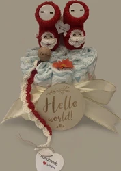 Luiertaart opgebouwd uit opgerolde luiers met rode gehaakte babyslofjes en wit-rood speenkoord